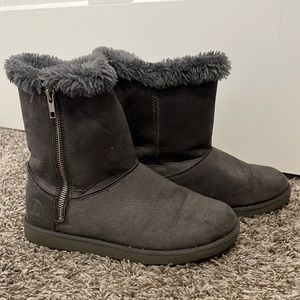 Airwalk grey fur lined boots with silver zipper